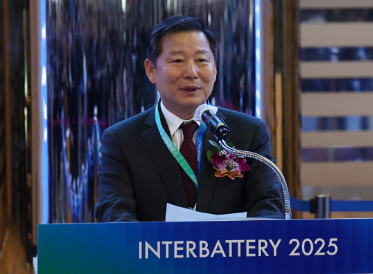 국회 산업통상자원중소벤처기업위원회 위원장인 이철규 국민의힘 의원이 지난 3월5일 서울 강남구 코엑스에서 열린 '인터배터리 2025'에 개막식에서 축사를 하고 있다.<연합뉴스 사진>